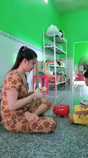 Nha co 2 dua con gai, dua nao cung nuoi heo, rui ba me kiem tien dau cho heo cua con an moi ngay day, chuc con mot doi binh an❤️ | ស្រី យ៉ង