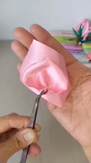 54K views · 728 reactions | Hermosa Rosa  Kanzashi  #rosas #rosaseternas #rosasdeliston #hechoamano #emprendimiento #kanzashi #flores #floreskanzashi | Valentina Hernandez | Facebook