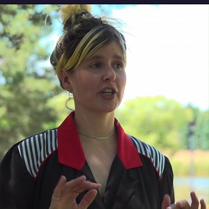 De magnifiques chansons prennent parfois forme dans les plus épais brouillards. «Notre-Dame-des-Sept-Douleurs» de Klô Pelgag en est la preuve parfaite. Discussion autour d’une grande oeuvre avec Mélissa Pelletier sur QUB musique! 👉 https://musique.qub.ca/article/notre-dame-des-sept-douleurs-de-klo-pelgag-1000327366 | Qobuz