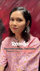 4.6K views · 56 reactions | Pelakon berbakat besar, @yunarahim yang baru sahaja memulakan perniagaan rempeyek sekitar sebulan lalu mendedahkan, bapa tercintanya banyak beri galakan dan bantuan untuk membuka bisnes kecil-kecilan itu ✨ Moga terus maju jaya buat Yuna 懶 #majalahremaja #remaja #remajamalaysia | Remaja | Facebook