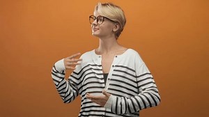 Femme présentant une main en paume : vidéo de stock (100 % libre de droit) 3988797717 | Shutterstock