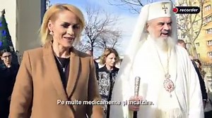 Profitând de inaugurarea unui centru medical, Patriarhul Daniel a decorat-o pe Gabriela Firea cu Ordinul Crucea „Maria Brâncoveanu“. Anul acesta Primăria Capitalei a alocat 4,5 milioane de euro pentru construirea Catedralei Mântuirii Neamului, dar Prefericitul a reiterat, și cu această ocazie, nevoia de bani pentru finalizarea proiectului megalomanic. Articolul complet e aici: http://bit.ly/2nVsLTJ | Recorder