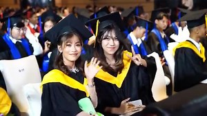 🎓🎓 “Mandalay Auston University Graduation Ceremony" အခမ်းအနားလေး‌ကို မန္တလေးမြို့ရှိ Mingalar Mandalay Hotel မှာ ခမ်းခမ်းနားနား ကျင်းပပြုလုပ်ခဲ့ပါတယ်။ 🎉 🎉 ဒီလို ဂုဏ်ယူစရာကောင်းတဲ့ ပျော်ရွှင်စရာ အမှတ်တရပုံရိပ်လေးတွေကို အားလုံးလည်း ကြည့်ရှုခံစားနိုင်အောင် ပြန်လည်ဖော်ပြပေးလိုက်ပါတယ်နော်။🤩 ဒီပွဲလေးဟာ Auston University မှာ (2022) ခုနှစ်ကနေ (2023) အတွင်း Pre-Foundation, Higher Diploma နဲ့ UK Bachelor Program တွေကို တက်ရောက်အောင်မြင်ခဲ့ကြတဲ့ ကျောင်းသား၊ ကျောင်းသူတွေအတွက် ကျင်းပပေးခဲ့တဲ့ Graduation