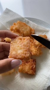 Små hapser til Kongesnytårstale Laksatar på crispy sushi-ris Ingredienser Ca. 12–16 stk Crispy sushi-ris • 2 dl sushiris • 2½ dl vand • 2 spsk riseddike • 1 spsk sukker • 1 tsk salt • Neutral olie til stegning Laksatar • 200 g frisk laks (sashimi-kvalitet) • 1–2 spsk kewpie mayo • 1–2 tsk sriracha (smag til) • 1 tsk lys soya • 1 tsk sesamolie • 1 tsk limesaft eller yuzu • 1 tsk finthakket purløg • Evt. et nip salt Topping • Finthakket purløg • Forårsløg i fine ringe • Mikrogrønt eller spiselige 