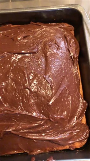 🍫🧁 Pillsbury Yellow Cake & Chocolate Icing Homemade Cake in pan 🍰 2025 JohnnysKitchen 😋 🧁 👨🏻‍🍳