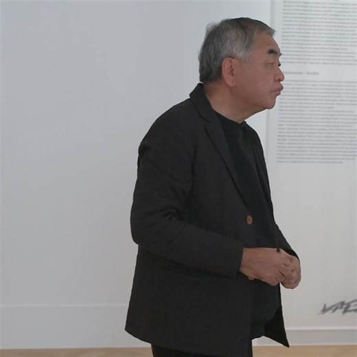 Lasst euch von Intendantin Eva Kraus durch die Ausstellung KENGO KUMA. ONOMATOPOEIA ARCHITECTURE führen! Die Ausstellung präsentiert rund zwei Dutzend Modelle einiger der bedeutendsten Gebäude des japanischen Star-Architekten. Im Mittelpunkt steht dabei der Dialog zwischen Mensch und Material sowie dem damit verbundenen Rückgriff des Architekten auf die Onomatopoesie, zu Deutsch „Lautmalerei“. _____ INTENDANTINNENFÜHRUNG Kengo Kuma. Onomatopoeia Architecture 24.4. | 21.6. & 1.9., jeweils 17:30–1