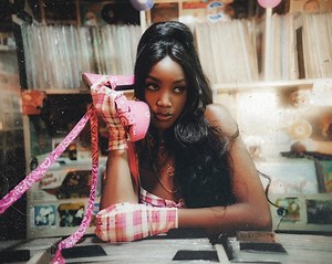 Iza lança single 'Meu Talismã' acompanhado de videoclipe