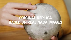 Postavte si vlastní Měsíc, který září ve tmě. 🌝 Tahle dokonalá 3D replika Měsíce se skládá ze 74 plastových dílků, které díky technologii EasyClick perfektně drží bez lepení. Ideální na vystavení na podstavci nebo zavěšení ke stropu k vytvoření skvělé atmosféry.✨ tinyurl.com/PuzzleBallMesic | Ravensburger