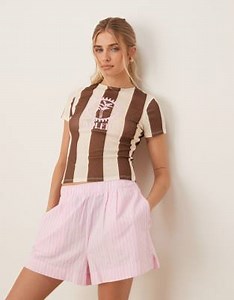 ASOS DESIGN – Enges T-Shirt in Creme gestreift mit „Soleil“-Grafik | ASOS