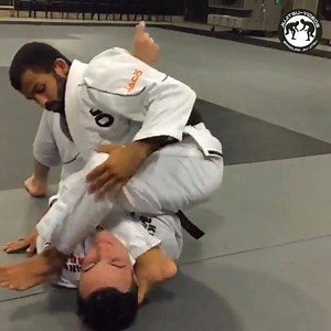 Variação do Arm-Lock partindo dos cem quilos @bmalfacine #JiuJitsu #Boanoite #BJJ #AllianceBJJ | Jiu-Jitsu