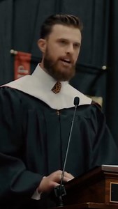 El controvertido discurso de Harrison Butker en una graduación: “El título más importante es el de ama de casa”, dijo en referencia a las mujeres allí presentes. En el mismo discurso calificó el mes del ‘Orgullo de la comunidad LGTB ’ como un “pecado mortal”. “No te avergüences de tu masculinidad y lucha contra la cultura que busca despojar a los hombres de su identidad”. Curiosamente y, a pesar de su postura sobre las mujeres trabajadoras, la madre de este joven jugador de de la NFL, es una dis