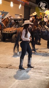 Beautiful women riding horses #ladiesandhorses #cabalgata #amazonascolombianas #pasofino #caballobailador #latina #horses #lady #ladies #beauty #curvy #caballos #horselover #usa #mexico #roldanillo #colombia | Ladies and Horses
