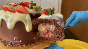 24K views · 353 reactions | Delicioso bolo recheio bombom de morango | Confeitando com Daniela Bolos | Facebook