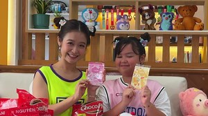 Bánh Choco PN ngon mềmmm, nay có thêm quà tặng hấp dẫn lắm nè. Cùng Bảo Ngọc và Ella khám phá ngay nha các bạn thân iu ơi 🚁 #lehuynhbaongoc #ChocoPN #phidoibaysieudang #banhphusocola #suutam | Lê Huỳnh Bảo Ngọc