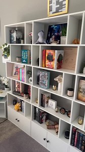 By popular demand - Nicole’s bookshelf tour! Featured pieces: Empyrean art - @illustratinghan SJM Book Stack - @chapterandcraft Rowan and Rhysand Candles - @heritagecandlesllc Mini ACOTAR bookshelf - Books by Britton ACOMAF - @chasingpines_lindsey Emarion Wood Map - @winstonswoodshop Lexi and Nicole Wizard print - @torresfantasyart Bedazzled Fourth Wing and Chapter 54 Roses - @sammies.bookshelf_ #fantasybook #bookrecs #bookcommunity #fantasyfangirlspod #fantasyfangirlspodcast | Fantasy Fangirls