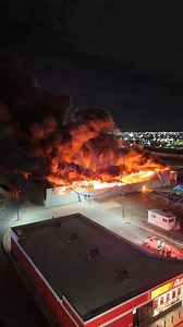 #ANN | 🚨🔥 EN RUINAS Y CENIZAS QUEDÓ LA TIENDA WALMART DE CD DELICIAS, POR INCENDIO OCURRIDO ESTE 11 DE FEBRERO 2025: Cronología de los hechos. Un devastador incendio consumió la tienda departamental Walmart en Delicias, Chihuahua, en la madrugada de este martes. A continuación, se presenta una cronología detallada de los eventos: - 10:22 pm (día anterior): El gerente de la tienda cierra las puertas. - 12:22 am: Se ingresa el llamado al sistema de emergencias, reportando un incendio en el área 