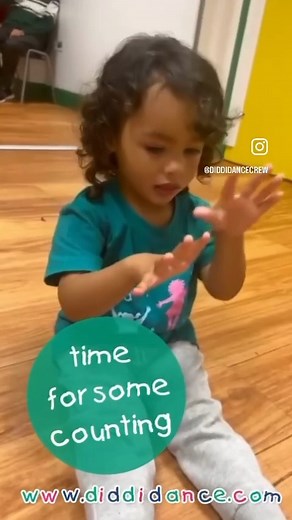 What happens at a diddi dance class? Our classes give preschool children the familiarity they need with our regular elements like the counting song and the fun healthy way, and the variation they need with our dance style from around the world changing every half term 💃🌍 Complimenting the EYFS perfectly, and giving children a positive first experience of dance through fun and funky movement to music 🎶 #preschooldance #diddidance #preschoolactivities #countrytheme #movementtomusic #kidsdancecl