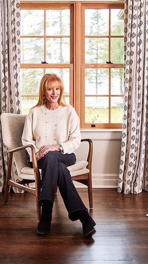 Sneak peek! @lyndareevesdesign transforms a century Lakehouse into a charming retreat. This historic farmhouse on Lake Simcoe was totally rebuilt with the help of Architect Paul Roth and @gillian_lrds who led their design team. The result is a charming retreat for an extended family of 12 who use the house frequently all year round. See the full tour at Houseandhome.com and the link in bio. #Houseandhomemag Photo by @staceysnaps Design by @lyndareevesdesign | House & Home