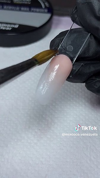 Mis bellezas hoy quiero recomendarte uno de las productos más usados y el producto invito durante años! Disfruta de la suavidad de nuestro acrílico y la sedosidad perfecta para mezclar y crear diseños maravillosos! Un producto disponible en distintas presentaciones desde la más pequeña 15 30 120 Y en bolsas MYLAR perfectas para spa 🍃🌿 250 gr 500 gr Adquiérela en nuestra tienda online 573202853721 Con envíos a toda Venezuela 🇻🇪 Somos MIXCOCO la marca de las profesionales en Venezuela 🇻🇪 #na