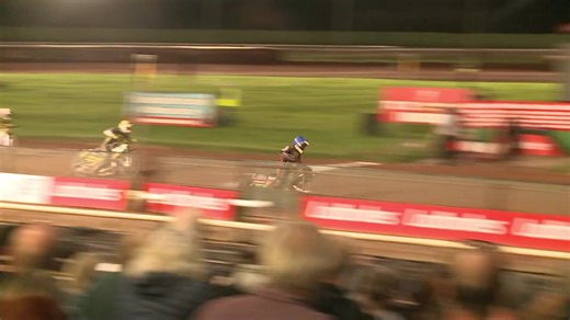 😁 | RACE ACTION! 🌟 Keep an eye on our Rising Star in blue, who produces one of the rides of the season! 🔴 Luke Becker 🔵 Leon Flint Racing ⚪️ Danny King 🟡 Danyon Hume A super ride, Leon! 😎 Parrys International Tours Ltd 🎥 Clean Cut Sports 📲 chng.it/86kKSJsyVv #SaveWolvesSpeedway | #Wolfpack 🐺🐾 | Wolves Speedway