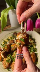 Am impresionat toti membrii familiei cu aceasta reteta de aripioare. Nu-i fast food. Este mai buna, mai simpla si se face la cuptor. Ne apucam de treaba? 📝Lista ingrediente: - 700 g de aripioare de pui; - mix de condimente: sare si piper, o lingurita de boia dulce, o lingurita de boia afumata, o lingurita de pudra de usturoi; - 2-3 linguri de ulei de masline; - 3 linguri de parmezan ras; - patrunjel proaspat; - un catel de usturoi. 🧑🏻‍🍳Mod de pregatire: Crestam aripioarele si impingem carnea