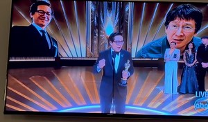 Crying tears of joy with you, Ke Huy Quan!! Yes, never give up! Believe in your dreams!!! And I love that your first shout out was to your mom ❤️😍 #Oscar #oscars #EverythingEverywhereAllAtOnce #EverythingEverywhere #ThisIsAmerica #Americandream | Nydia Han