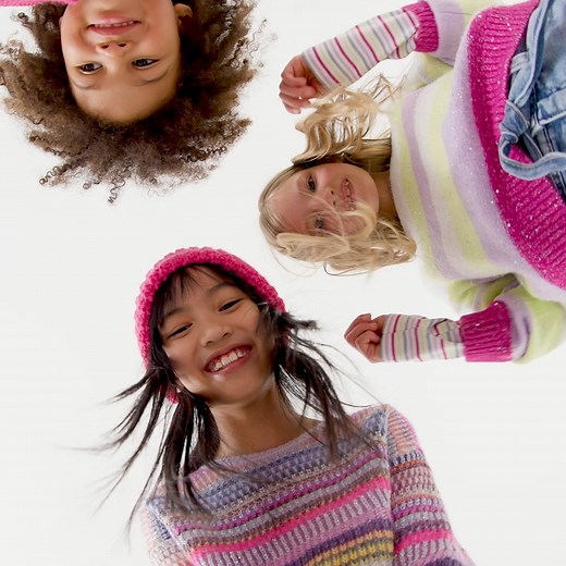 New models, tons of colors: winter is on its way and the sweater collection is back at it. Discover all the latest from the Girls' Collection. benetton.ly/Girls-Knitwear | UNITED COLORS OF BENETTON
