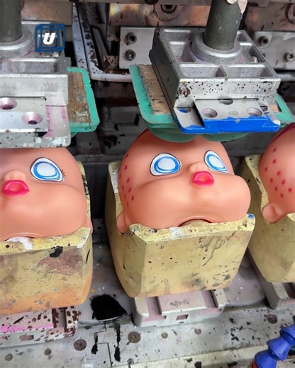Dolls faces getting painted is pretty creepy 🫨 | UNILAD Tech