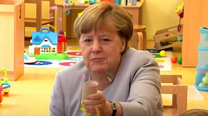 Abschied von Merkel: Witzige Szenen aus 16 Jahren Kanzlerschaft