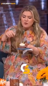 20K views · 252 reactions | Anne Hathaway shocked Kelly Clarkson with her cupcake hack #annehathaway #kellyclarkson #cupcakes#podcast #podcasting #podcastshow #talkshow #interview #discussion #conversation #podcast #podcasting #podcastersofinstagram #podcasts #podcastlife #podcaster #applepodcasts #podcasters #podcastshow | Alexandra Molen | Facebook