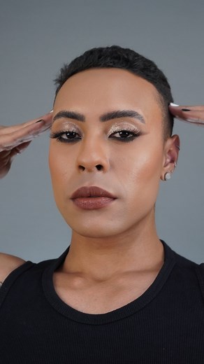 137K views · 20K reactions | Amore hoje vamos de maquiagem marcante fácil e descomplicada , sim com cotonete e fita você vai longe ainda mais agora fim de ano pede né, uma make mais marcante mais ousada. #makeup #maquiagem #truquesdemaquiagem | Edson Silva | Facebook