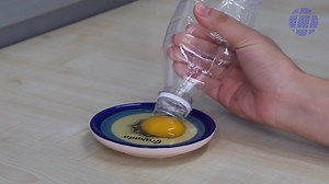How to seperate egg whites from yolks in ONE squeeze? Check it out. #VideofromChina #TipsforLife | Trending in China