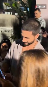 Female fans scream 'I love you' as #shahidkapoor clicks selfies with them | ETimes