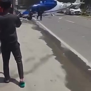 केदारनाथ जाँदै गरेको हेलिकप्टरमा समस्या आएपछि सडकमै यसरी गरियो अवतरण स्रोत : सामाजिक सञ्जाल | Nepal Samacharpatra