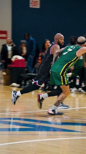 THUNDER with the in game DUNK! ⚡ | Harlem Globetrotters