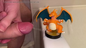 Hotglue: Charizard amiibo