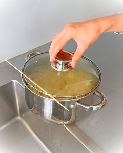 Perfect pasta straining without a strainer 🍝 | Simple Life