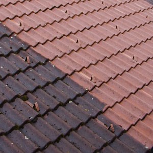 Für ein perfektes Ergebnis: Der Sikagard®-715 W Moos- und Algenentferner ist optimal für die Reinigung von Dächern, Wänden und Böden im Außenbereich geeignet. ➡️ Sikagard®-715 W Reiniger & Sikagard®-703 W Imprägnierung: Jetzt bei ausgewählten Baustoffhändlern in Österreich erhältlich. 🎬 Zum kompletten Video und weiteren Infos: https://bit.ly/2PUOBpr #wegmitdemdreck #reinigung #imprägnierung #sika #sikagard | Sika Österreich