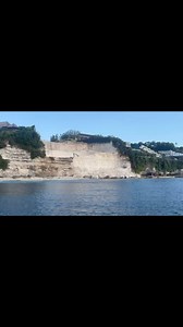 Kondisi tebing di Pantai Pemutih Desa Pecatu, Kecamatan Kuta Selatan, Badung, Kamis (16/5). 🎥 @jurnalisrakyat #denpasarviral | Denpasar Viral