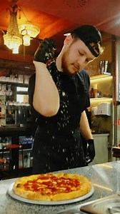 Le chef ajoute du parmesan à : vidéo de stock (100 % libre de droit) 3985306317 | Shutterstock