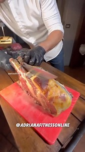 🍖 Cea mai scumpă. Cea mai sănătoasă. Cea mai interzisă. Nu toate tipurile de carne sunt la fel. Unele îți dau energie. Altele îți dau inflamație. Unele sunt pline de vitamine. Altele doar de marketing. 🔍 Îți explic pas cu pas: ✅ Ce carne are cel mai multă proteină (și e perfectă pentru slăbit) ✅ Ce carne conține cele mai multe vitamine esențiale ✅ Ce carne se gătește cel mai rapid (ideal pentru oameni ocupați) ✅ Ce carne este cea mai consumată… dar poate fi cea mai periculoasă dacă vrei să slă