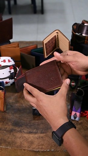 37 reactions · 6 comments | ¡El color es algo que nos apasiona! Cuéntanos, ¿qué te parece a ti? ¿Qué combinaciones de colores te gustan? Por ejemplo, nosotros pensamos que un cuero negro por fuera y amarillo por dentro se vería espectacular. ¡Te leemos en los comentarios! | Castafina | Facebook