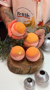 84K views · 1.7K reactions | Faz tempo que você não toma um banho de banheira? É muito relaxante e revigorante! Parece que nos devolve a vida!!! E nesse vídeo eu te mostro como fazer um efeito super especial nela!!! Agora me conta aqui, tem dias que tudo que a gente precisa é de um banho de banheira não é!?!? #bathbomb #banho #diy | Peter Paiva | Facebook