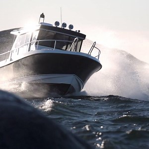 En trygg transportbåt? Absolut. Men på köpet får man också en fullfjädrad bobåt som överraskar med sin sinnrika inredningslayout. Se hela testet här⬇️ https://bit.ly/2KhVtdn [Hamnen Plus] | Skippo.se