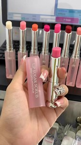 Dior glow balm with dior lip scrub ✨ ជាប្រភេទក្រាមព្យាបាលបបូរមាត់និងការពារបបូរមាត់ដែលមានប្រសិទ្ធភាពខ្ពស់ខុសពី Lip Balm ផ្សេង ផ្សំឡើងពីរូបមន្តធម្មជាតិរហូតដល់ 97% រក្សាសំណាងដ៏បបូរមាត់ការពារពីស្ងួតនិងប្រះបបូរមាត់💕 | Tyche Xcosmetic