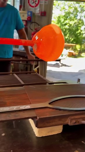 USA Glass Blowing Magic: Transforming Molten Glass