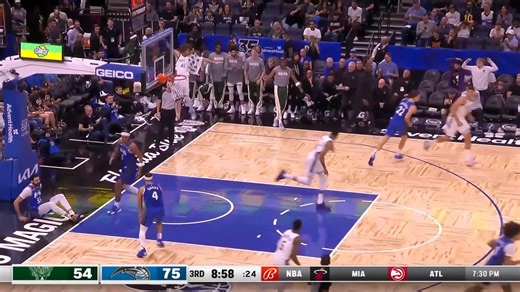 Giannis Antetokounmpo with the dunk