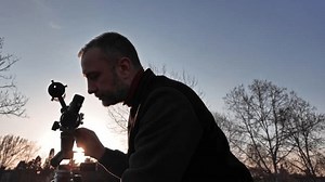 「天体望遠鏡と特殊な太陽光フィルターで日食と太陽を観察するアマチュア天文学者。」の動画素材（ロイヤリティフリー）3452973419 | Shutterstock