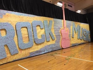 Pennsylvania Prom Students Kiss Way To World Record