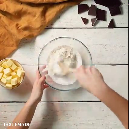 Just 5 ingredients stand between you and our 5 Ingredient Millionaire Shortbread 💵 Get the recipe 👉 https://bit.ly/2UaMKw1 | Tastemade UK